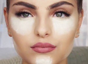 Тональный крем на лице у девушки