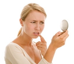 Первые признаки герпеса на губах.