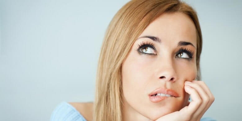 девушка задумалась