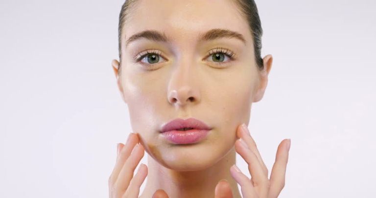 Девушка касается лица