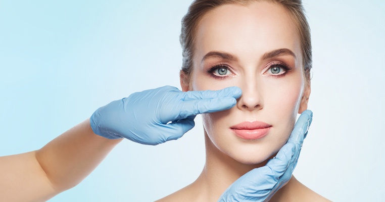 Доктор осматривает нос пациента