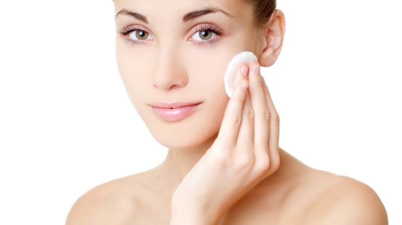 Вытирать лицо мицеллярной водой