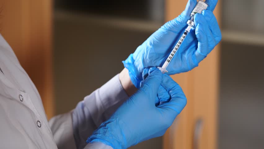 Укол и руки врача