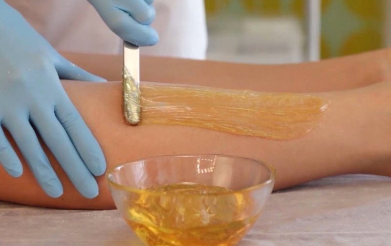 Проведение шпательной техники шугаринга