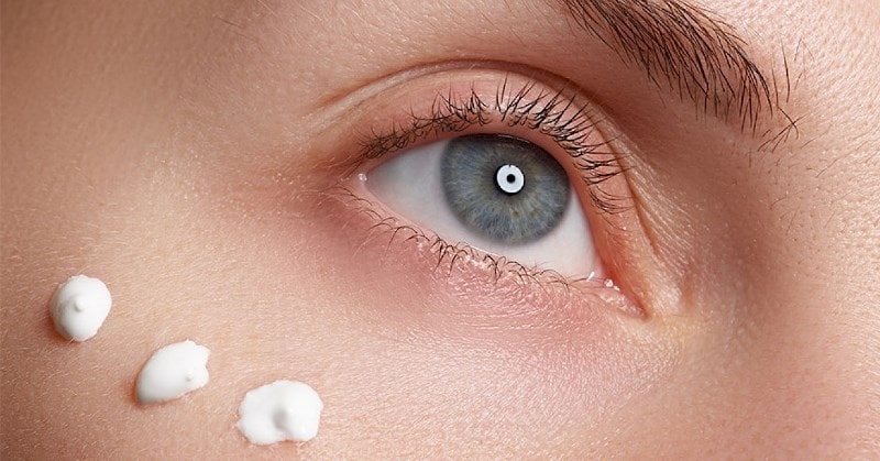 Нанесение маски под глаза