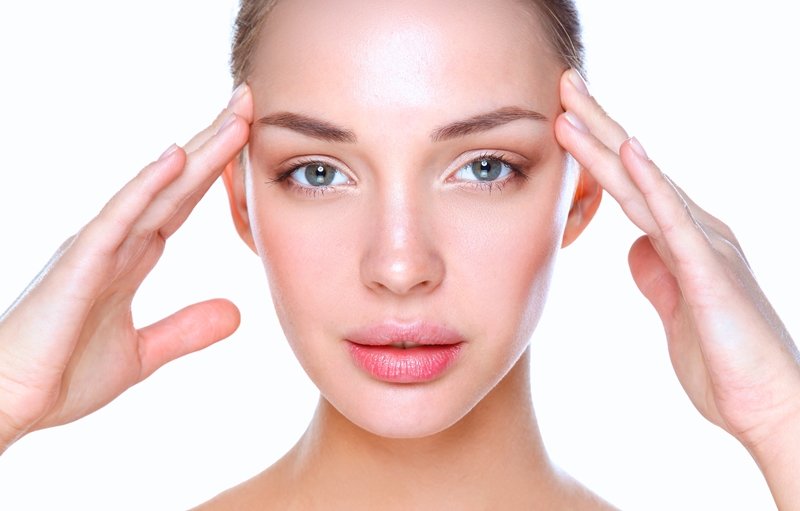 Девушка подтягивает кожу руками