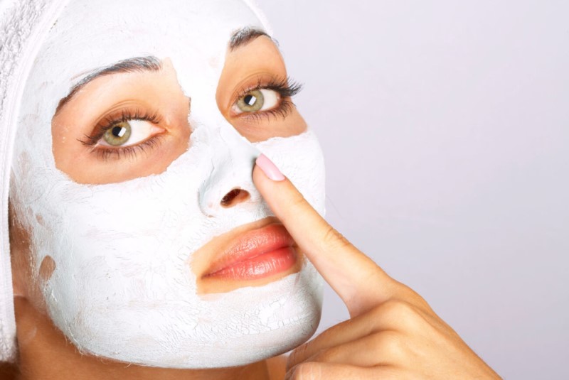 Лифтинг маска для лица у девушки