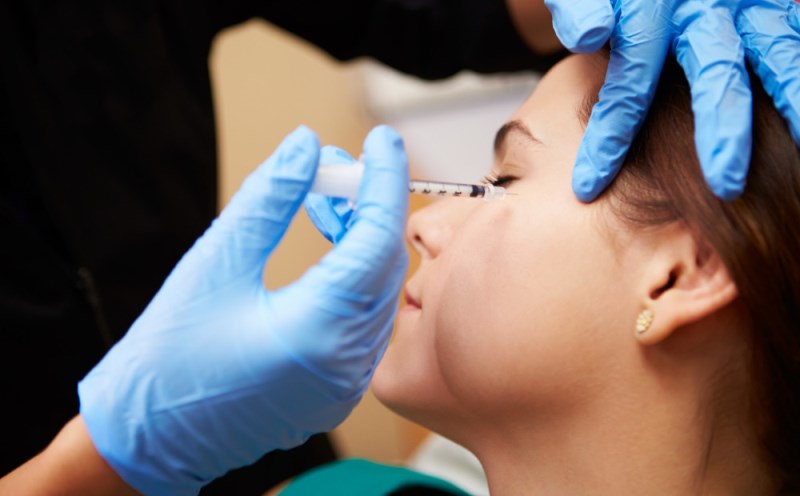 Укол в лицо