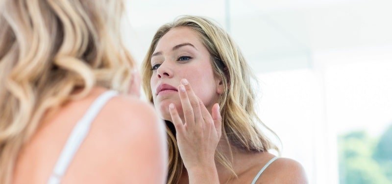 Девушка касается лица