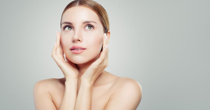 Девушка касается лица