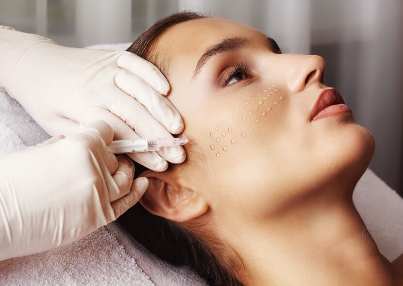 девушка с капельками на щеке