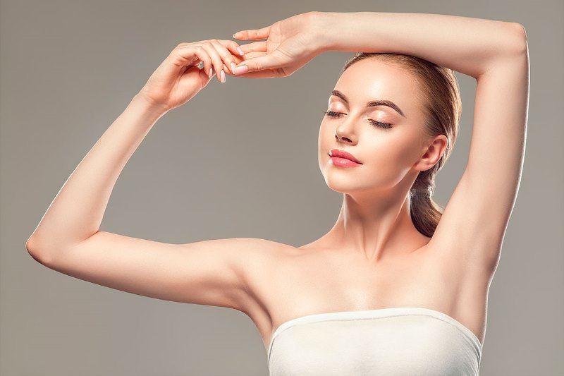 Ухоженные локти у девушки