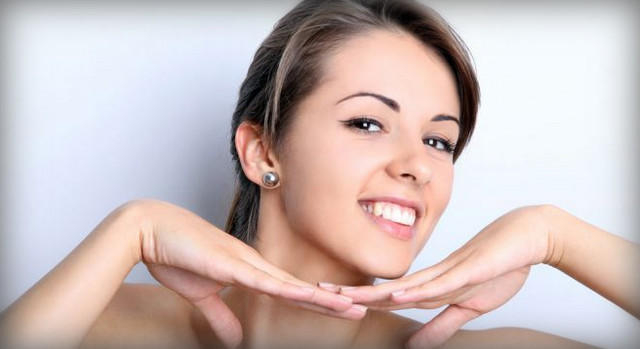 девушка улыбается