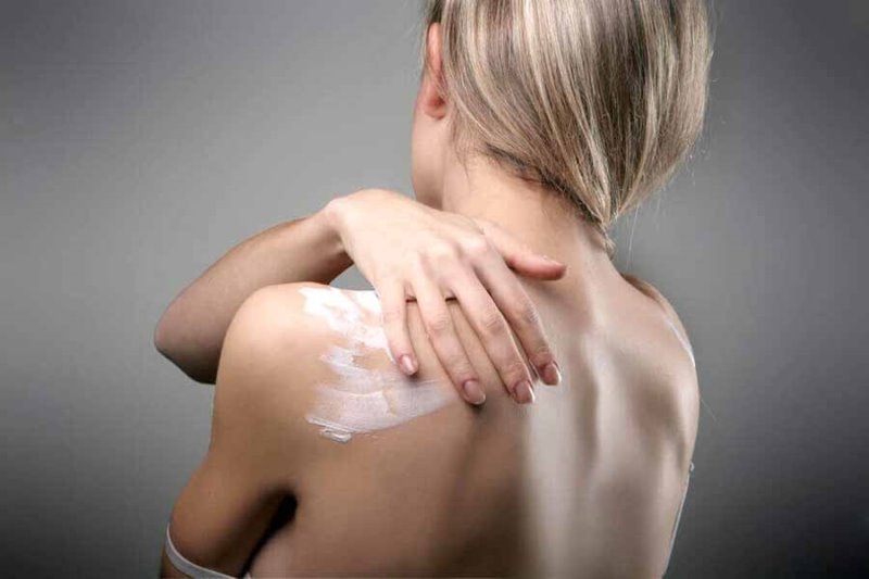 Нанесение крема на спину