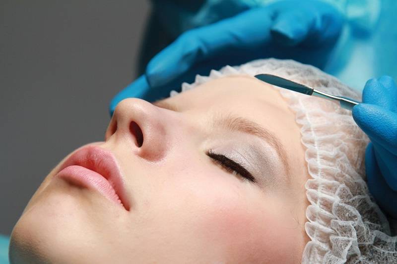 девушка лежит и скальпель