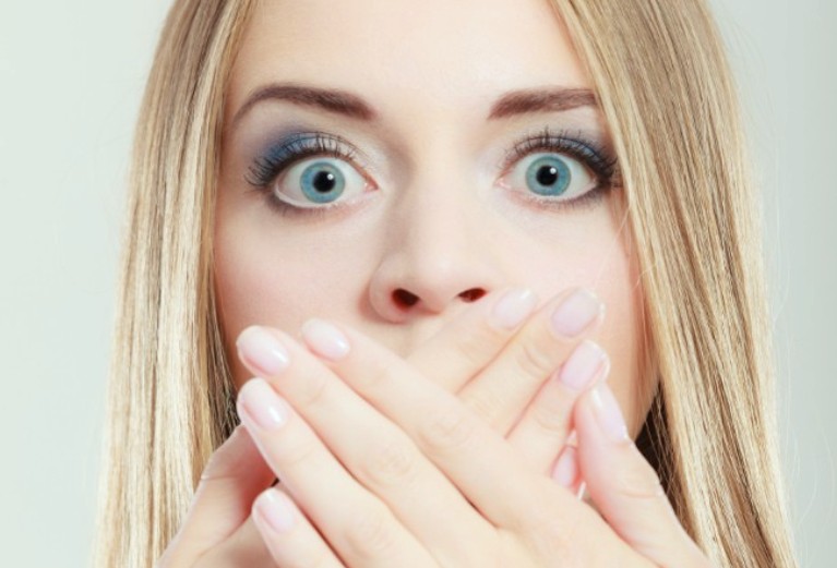 Руки возле носа