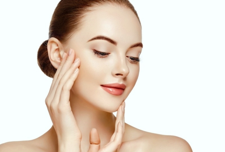 Девушка держит руки на лице