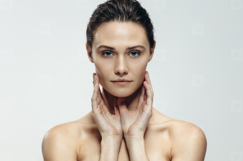 Девушка касается лица