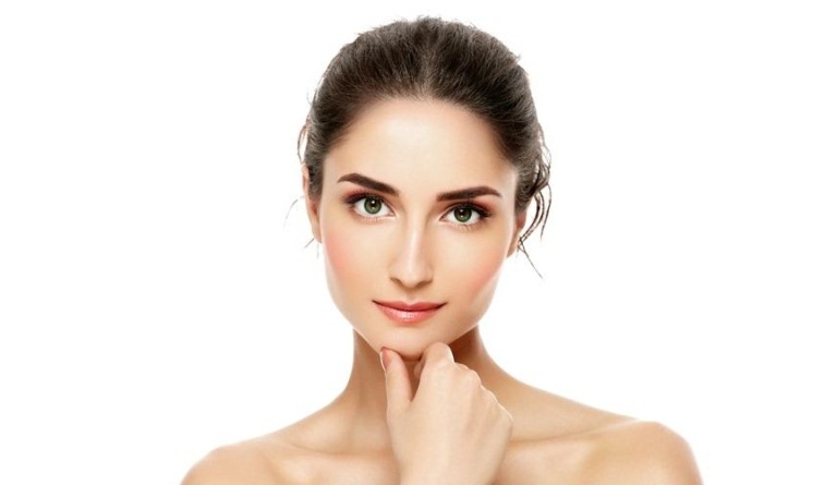 Рука возле лица