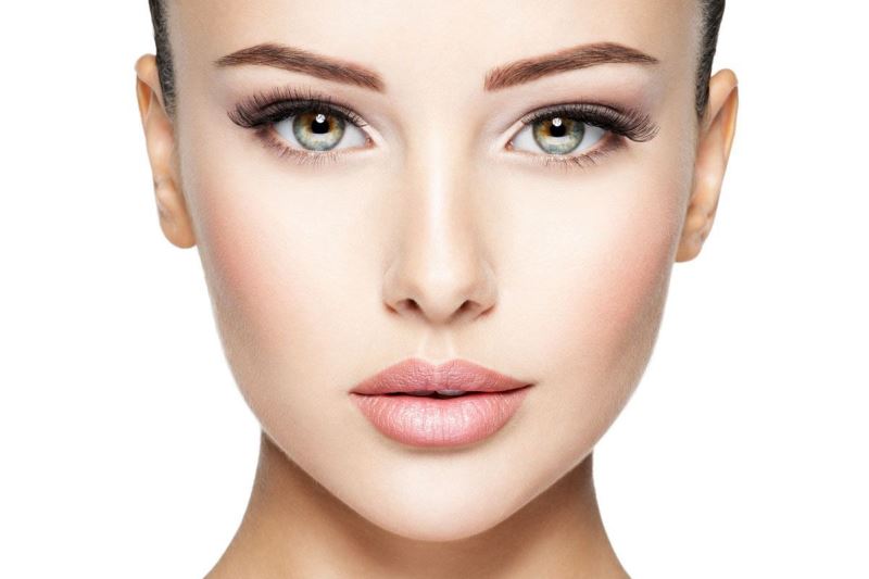 Девушка смотрит прямо