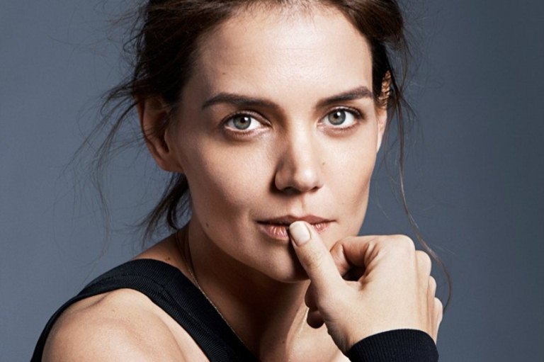 Женщина внимательно смотрит