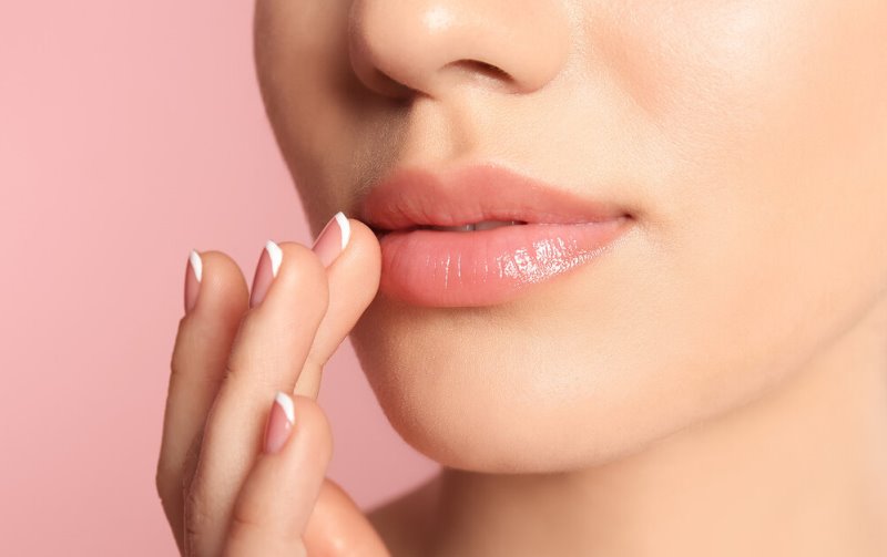 Нанесение блеска на губы
