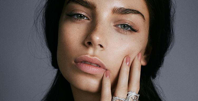 Девушка касается лица