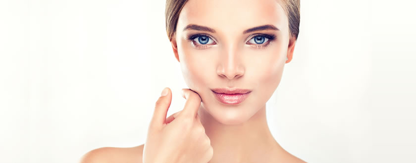 Рука касается щеки