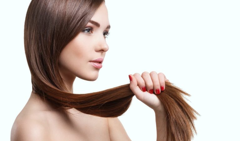 Девушка держит волосы