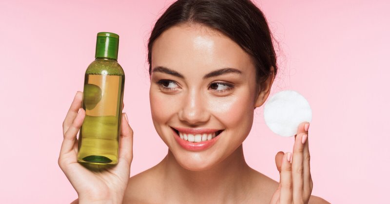 Мицеллярная вода в руках