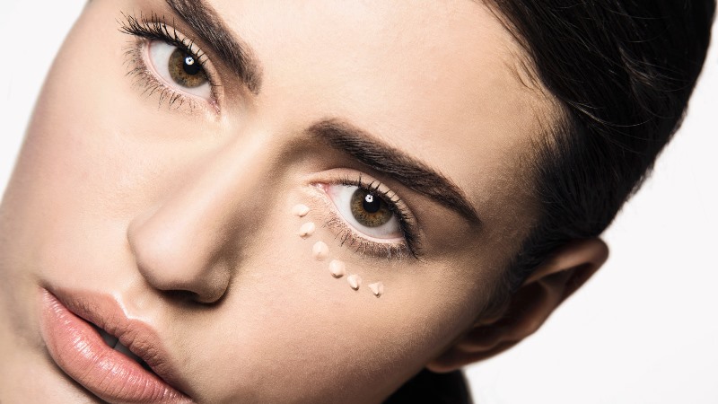 Нанесение крема под глаза