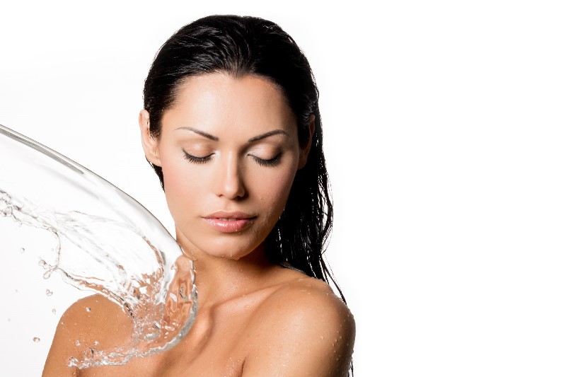 Вода на тело девушки