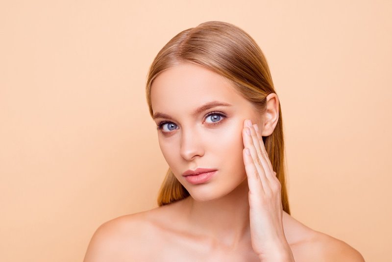 Девушка касается лица