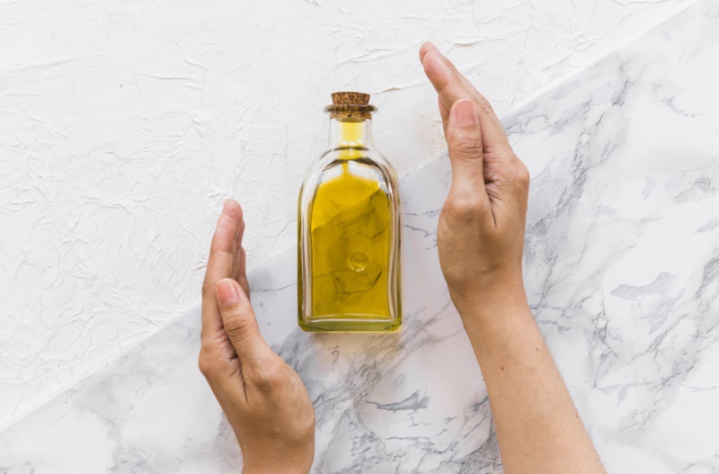 Репейное масло возле рук