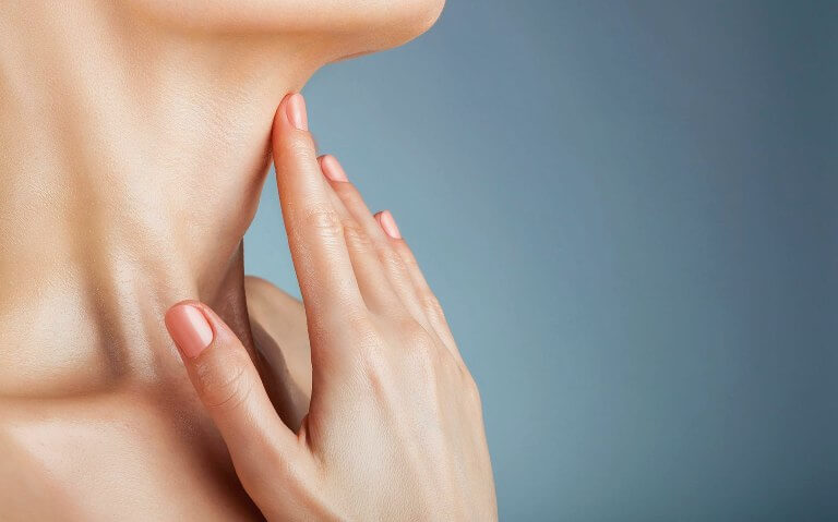 рука возле шеи