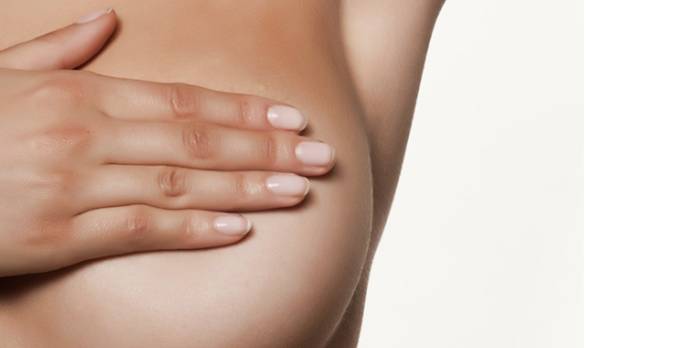 Рука на груди