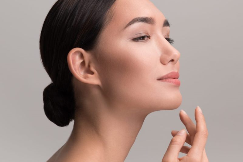 Девушка касается подбородка