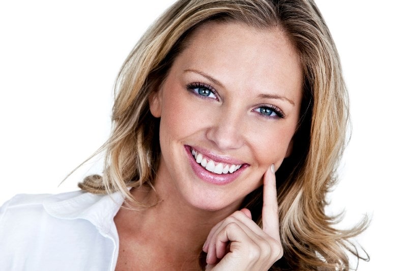 Девушка улыбается