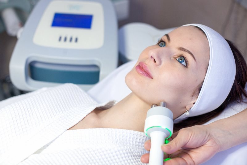 РФ-лифтинг аппарат в работе