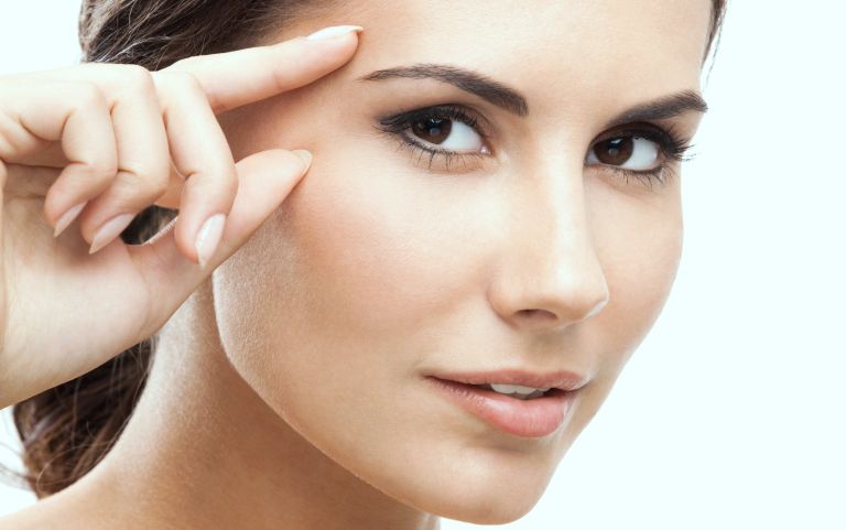 Рука возле глаз