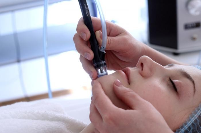 девушке делают процедуру