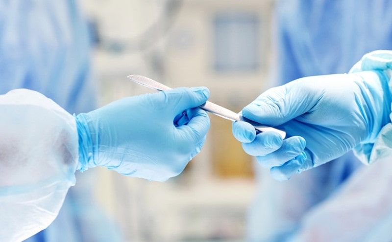 Врачи передают скальпель