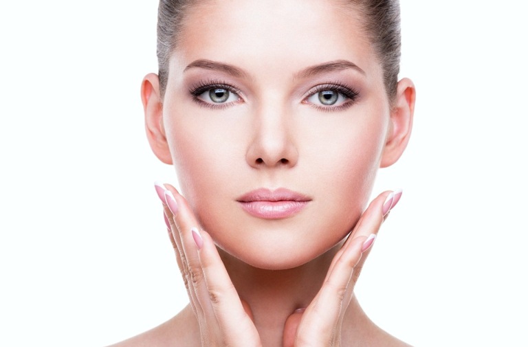 Руки возле лица