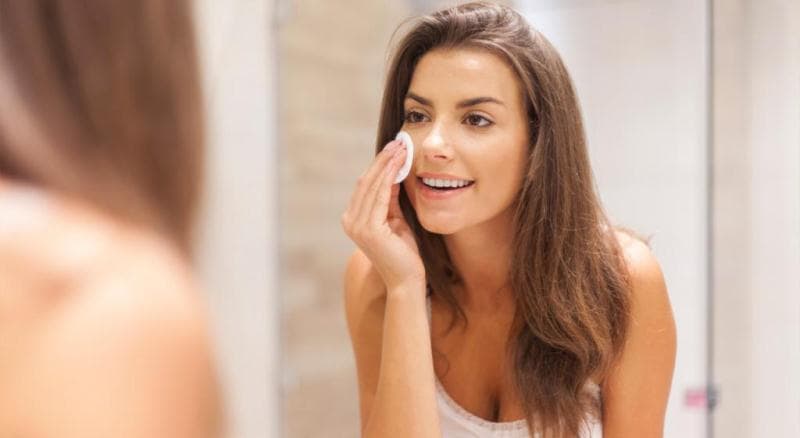 Девушка очищает кожу