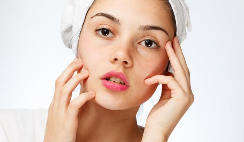 Девушка касается лица