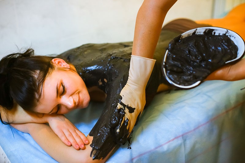 Нанесение грязи на тело