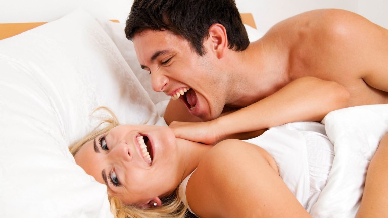 девушка и парень в постели смеются