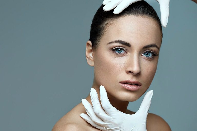 Руки в перчатках возле лица