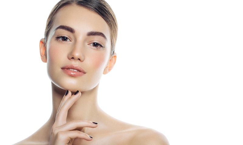 Рука возле подбородка