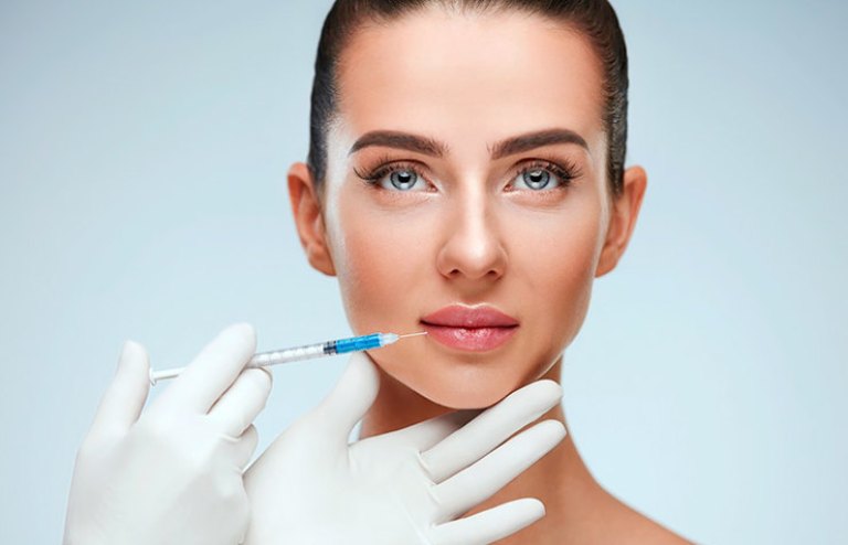 Девушке колют препарат с гиалуроновой кислотой